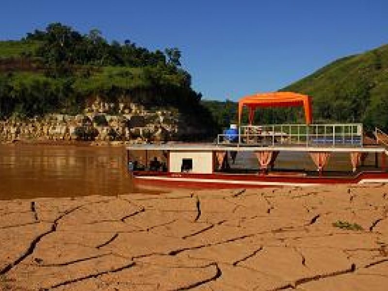 Chaland Espace Mada sur le fleuve Tsiribihina